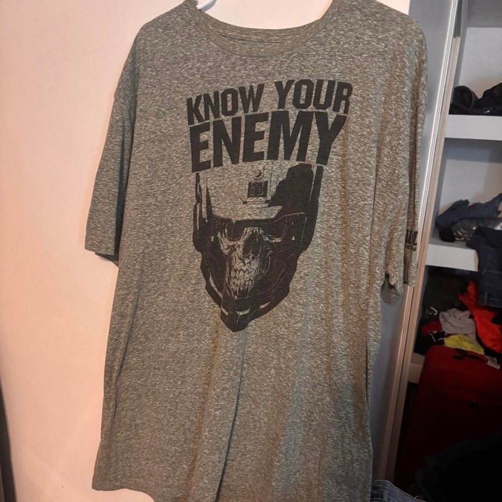 Gray "Know Your Enemy" graphic tee with black skull graphic Size 2xl